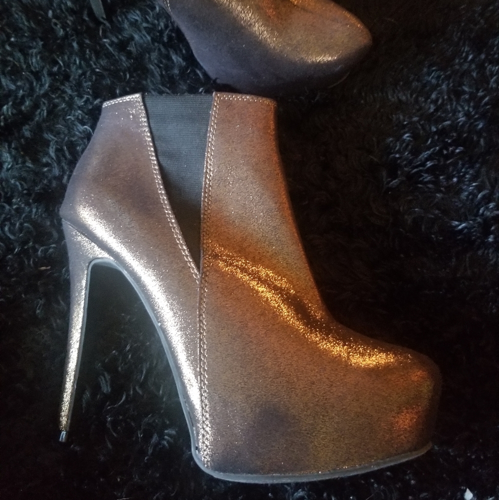 ROCK & REPUBLIC Gold  BOOTIES
